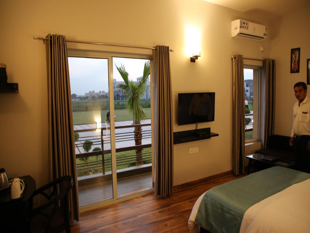 Anandam Clarks Inn Suites Vrindāvan Zewnętrze zdjęcie