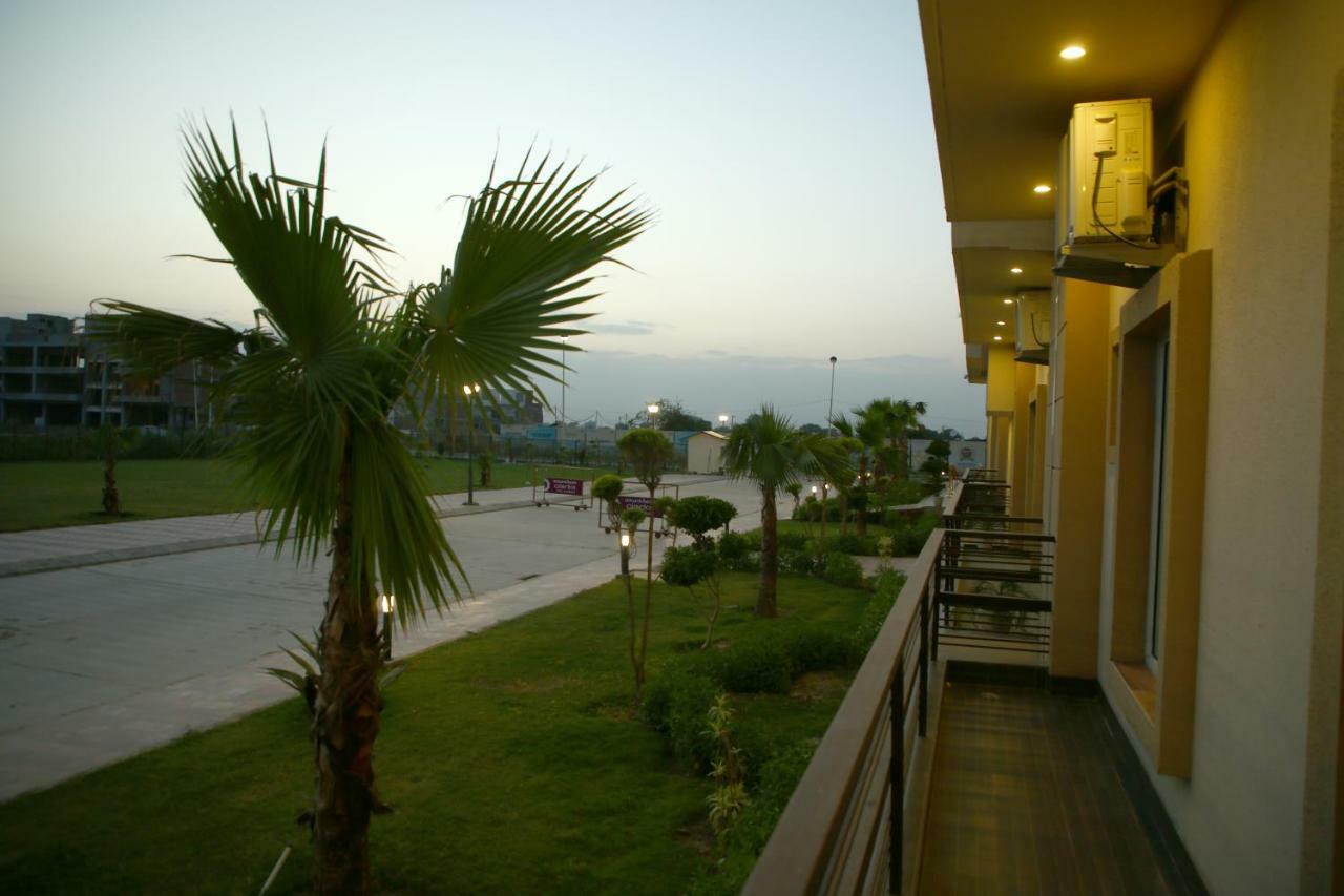 Anandam Clarks Inn Suites Vrindāvan Zewnętrze zdjęcie