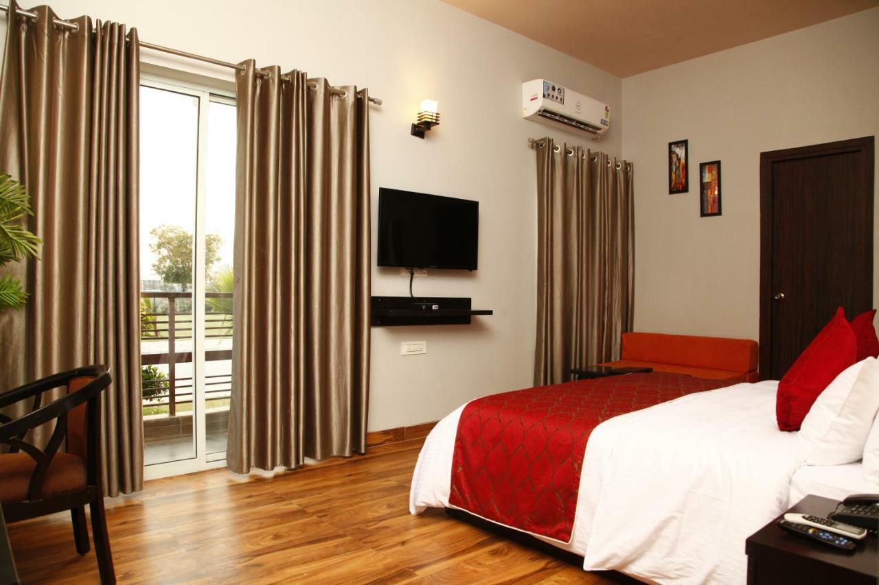 Anandam Clarks Inn Suites Vrindāvan Zewnętrze zdjęcie
