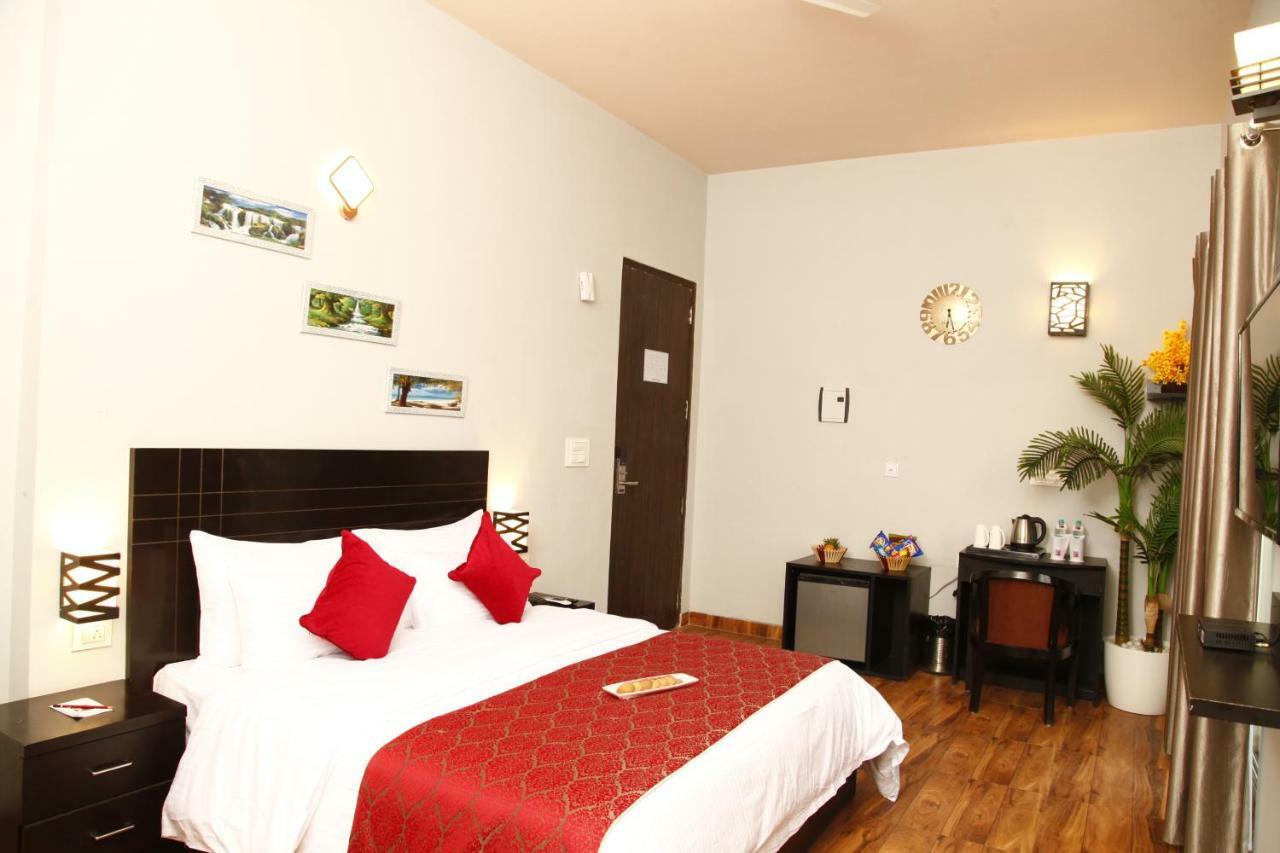 Anandam Clarks Inn Suites Vrindāvan Zewnętrze zdjęcie