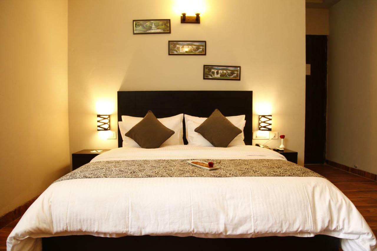 Anandam Clarks Inn Suites Vrindāvan Zewnętrze zdjęcie
