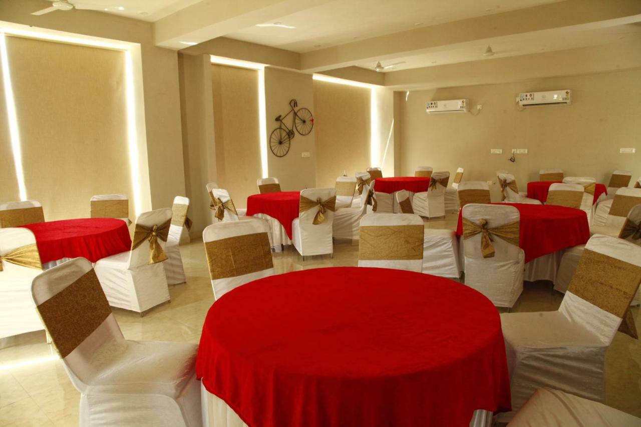 Anandam Clarks Inn Suites Vrindāvan Zewnętrze zdjęcie