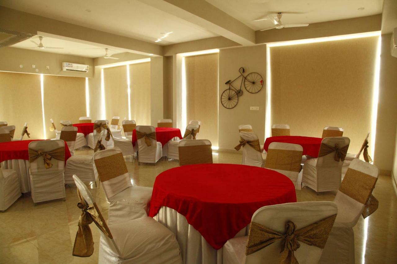 Anandam Clarks Inn Suites Vrindāvan Zewnętrze zdjęcie