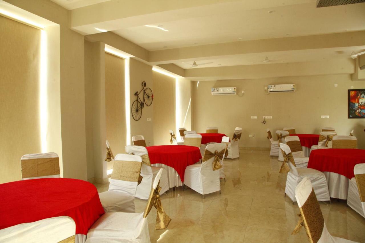 Anandam Clarks Inn Suites Vrindāvan Zewnętrze zdjęcie